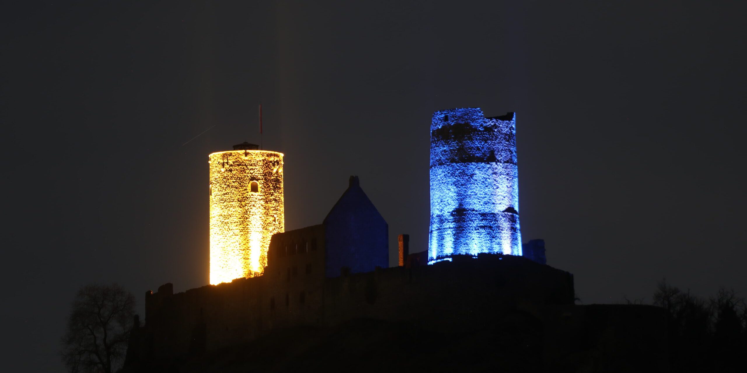Burg-Muenzenberg-Farben-der-Ukraine